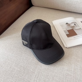 普拉達刺繡字母棒球帽設計感超強，讓人耳目一新頭型非常好，可以修飾各種頭型，實