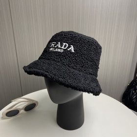 Pr@da 普拉達秋冬新款羊羔毛漁夫帽～完全是超級完美的詮釋了甜酷風 簡直太愛