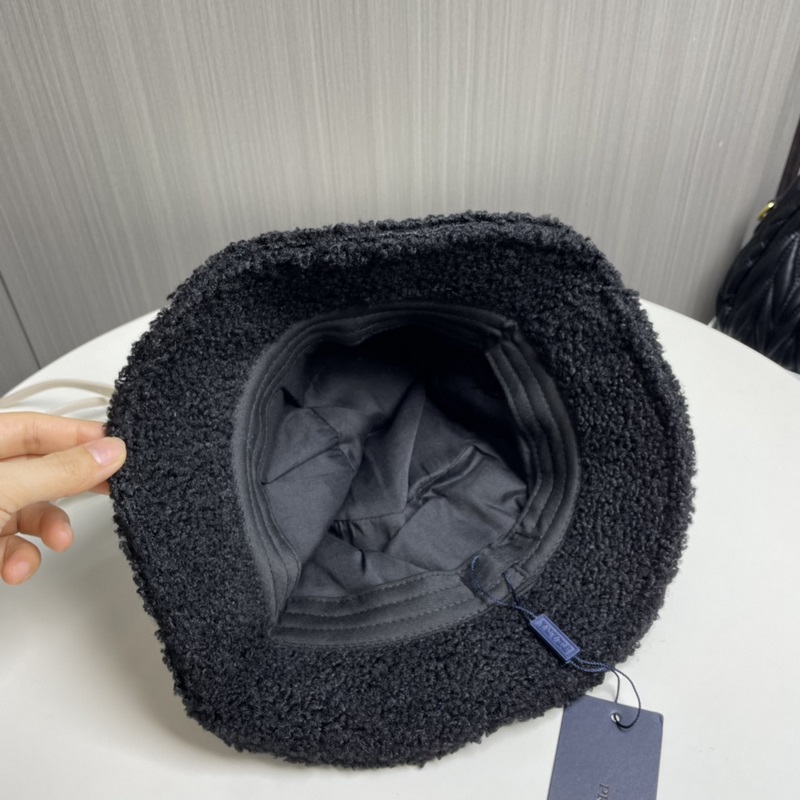Pr@da 普拉達秋冬新款羊羔毛漁夫帽～完全是超級完美的詮釋了甜酷風 簡直太愛