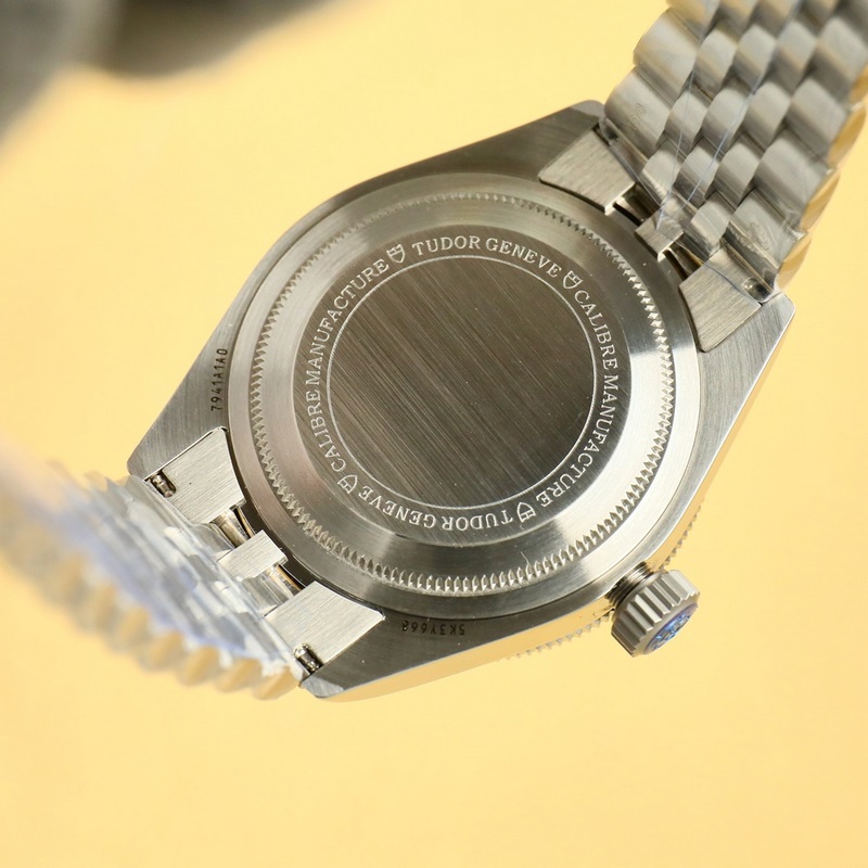 GR新品~碧灣系列對于帝舵來說，無疑是一個龐大的産品線，在今年推出了一隻全新的單