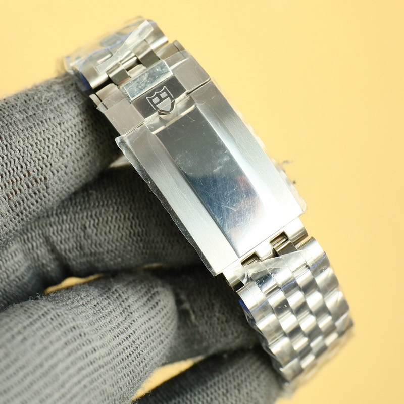 GR新品~碧灣系列對于帝舵來說，無疑是一個龐大的産品線，在今年推出了一隻全新的單