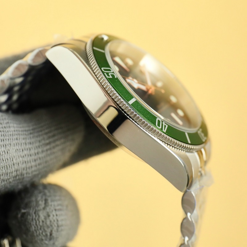 GR新品~碧灣系列對(duì)于帝舵來(lái)說(shuō)，無(wú)疑是一個(gè)龐大的産品線，在今年推出了一隻全新的單