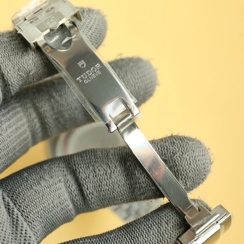 GR新品~碧灣系列對(duì)于帝舵來(lái)說(shuō)，無(wú)疑是一個(gè)龐大的産品線，在今年推出了一隻全新的單