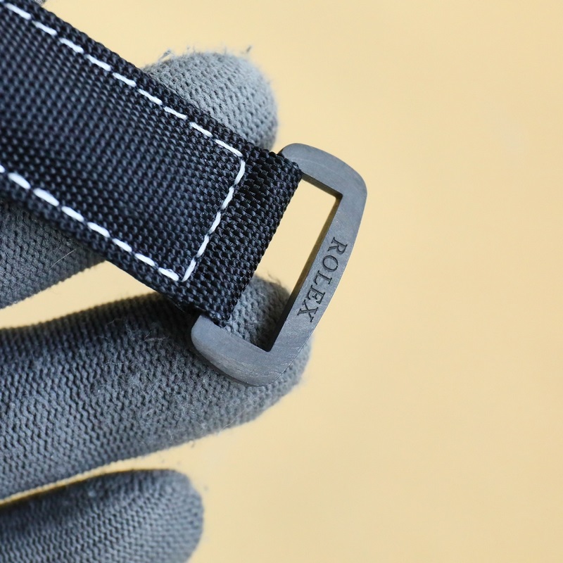 新品 勞力士ROLEX-宇宙計時迪通拿系列之碳纖維定制版，腕錶不僅佩戴輕便，外錶