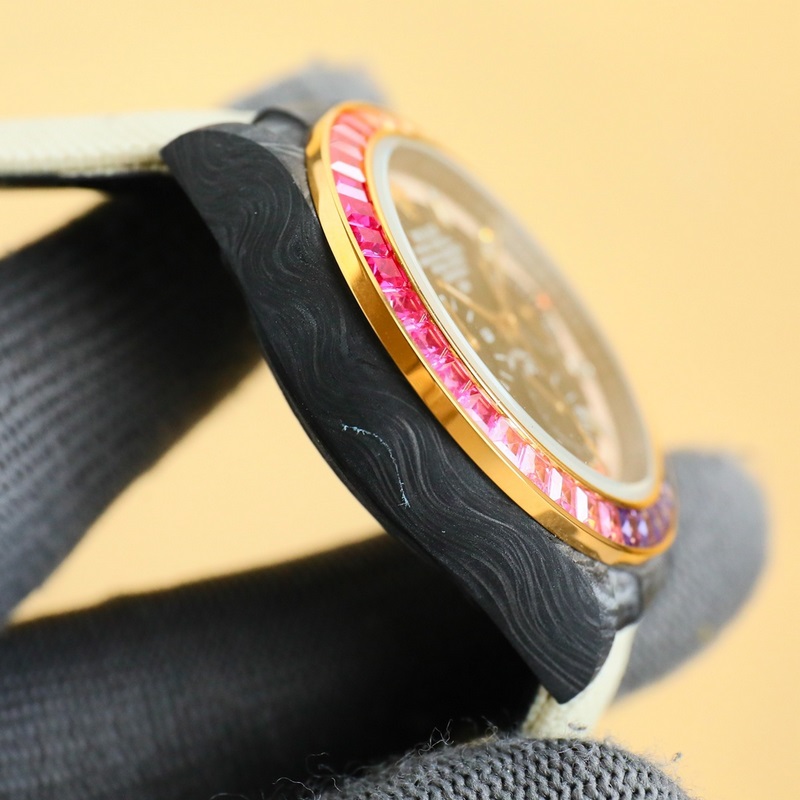 新品 勞力士ROLEX-宇宙計時迪通拿系列之碳纖維定制版，腕錶不僅佩戴輕便，外錶