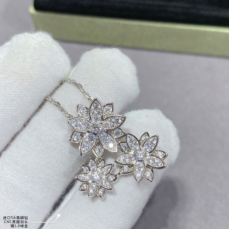 V金材質 2140270 VCA高級精工版本蓮花項鍊， 這款構造獨特，佩戴者可以