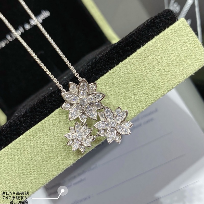 V金材質 2140270 VCA高級精工版本蓮花項鍊， 這款構造獨特，佩戴者可以