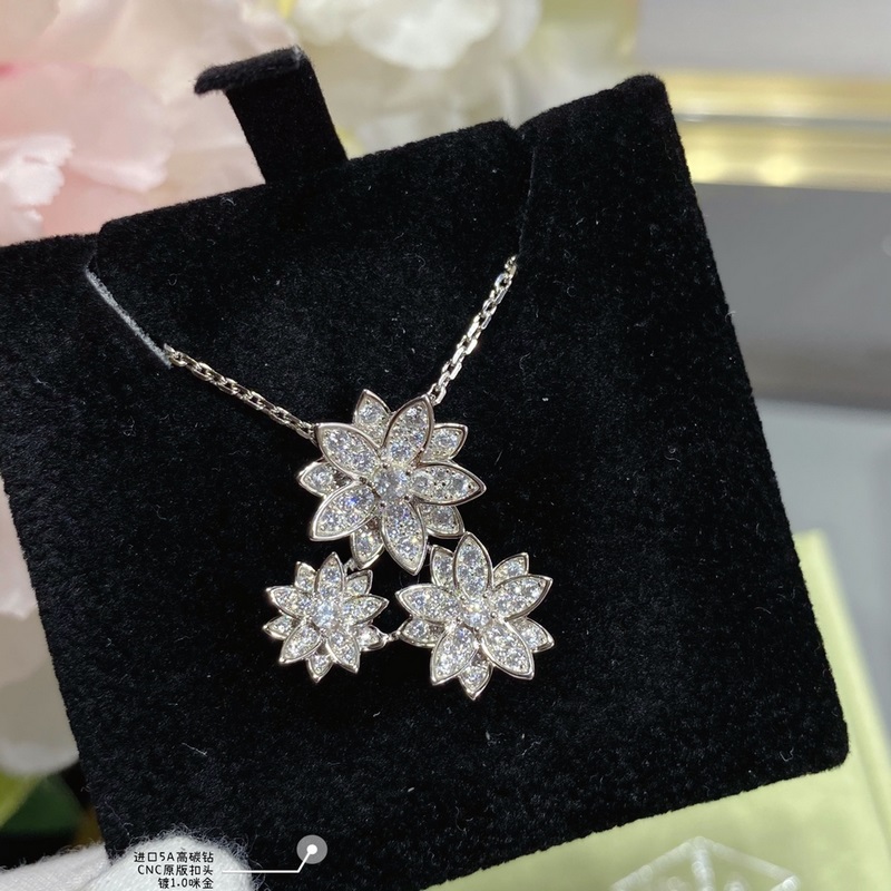 V金材質 2140270 VCA高級精工版本蓮花項鍊， 這款構造獨特，佩戴者可以