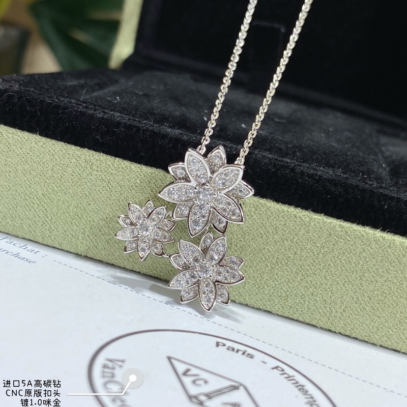 V金材質 2140270 VCA高級精工版本蓮花項鍊， 這款構造獨特，佩戴者可以