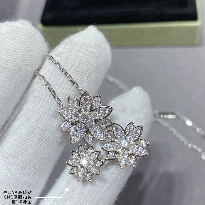 V金材質 2140270 VCA高級精工版本蓮花項鍊， 這款構造獨特，佩戴者可以
