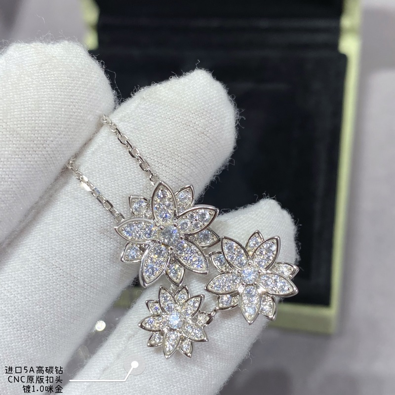 V金材質 2140270 VCA高級精工版本蓮花項鍊， 這款構造獨特，佩戴者可以