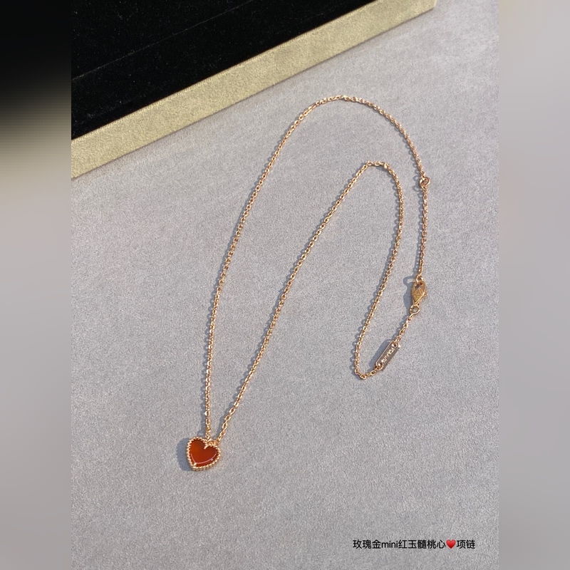 V金鍍咪金梵克雅寶紅玉髓愛心項鍊v金制作 玫瑰金四葉草的寄語中 四葉草是愛情