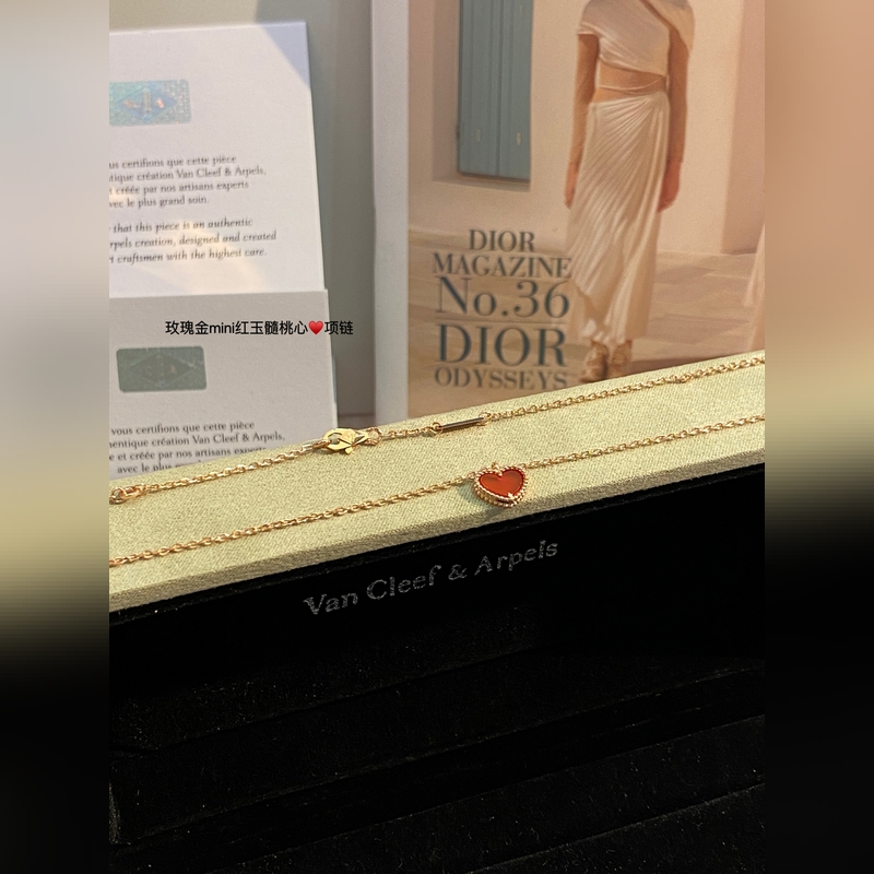 V金鍍咪金梵克雅寶紅玉髓愛心項鍊v金制作 玫瑰金四葉草的寄語中 四葉草是愛情