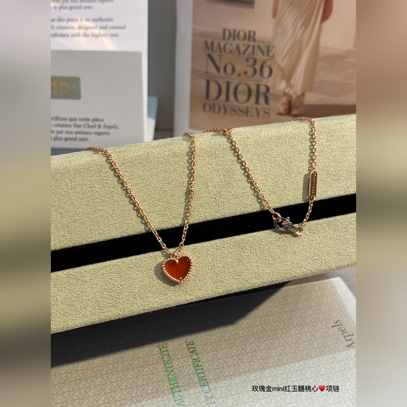 V金鍍咪金梵克雅寶紅玉髓愛心項鍊v金制作 玫瑰金四葉草的寄語中 四葉草是愛情