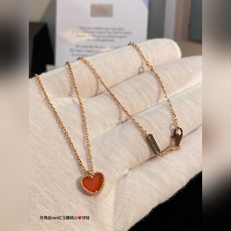 V金鍍咪金梵克雅寶紅玉髓愛心項鍊v金制作 玫瑰金四葉草的寄語中 四葉草是愛情