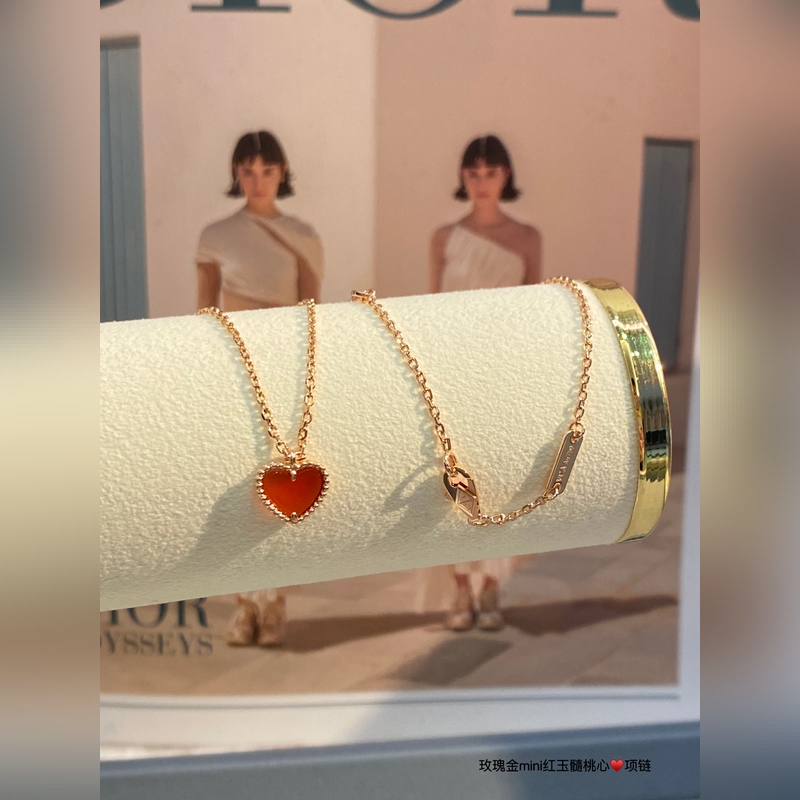 V金鍍咪金梵克雅寶紅玉髓愛心項鍊v金制作 玫瑰金四葉草的寄語中 四葉草是愛情