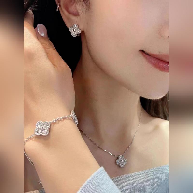 V金鍍咪金梵克雅寶四葉草滿鑽金項(xiàng)鍊升級款 v金制作最新四葉草升級款，修改了原版