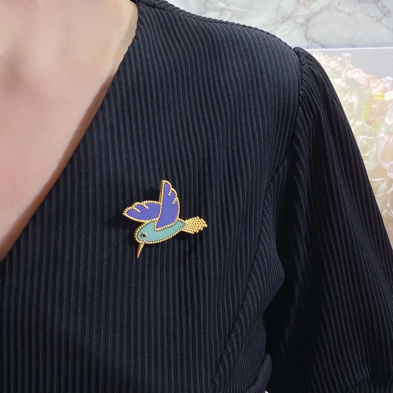 V金材質 蜂鳥 。梵克雅寶實拍 VCA動物系列胸針 小小的動物胸針有趣可愛，讓我