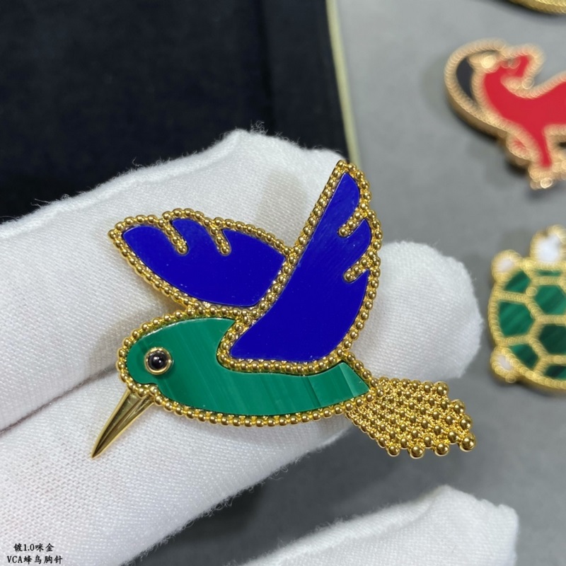 V金材質 蜂鳥 。梵克雅寶實拍 VCA動物系列胸針 小小的動物胸針有趣可愛，讓我