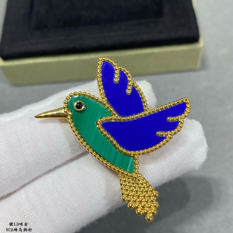 V金材質 蜂鳥 。梵克雅寶實拍 VCA動物系列胸針 小小的動物胸針有趣可愛，讓我