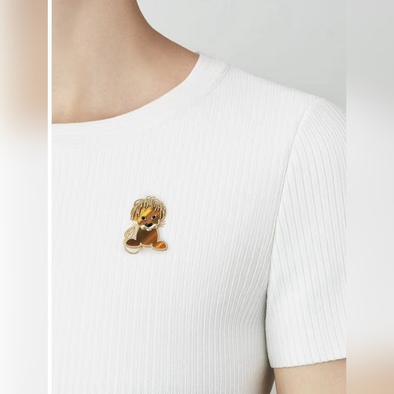 V金材質 獅子 梵克雅寶實拍 VCA動物系列胸針 小小的動物胸針有趣可愛，讓我們