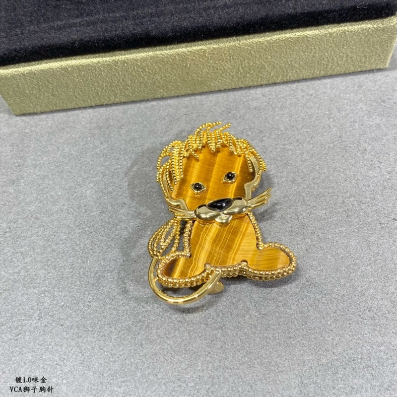 V金材質 獅子 梵克雅寶實拍 VCA動物系列胸針 小小的動物胸針有趣可愛，讓我們
