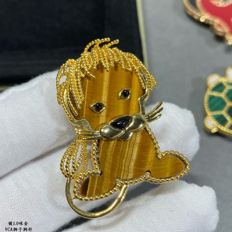 V金材質 獅子 梵克雅寶實拍 VCA動物系列胸針 小小的動物胸針有趣可愛，讓我們