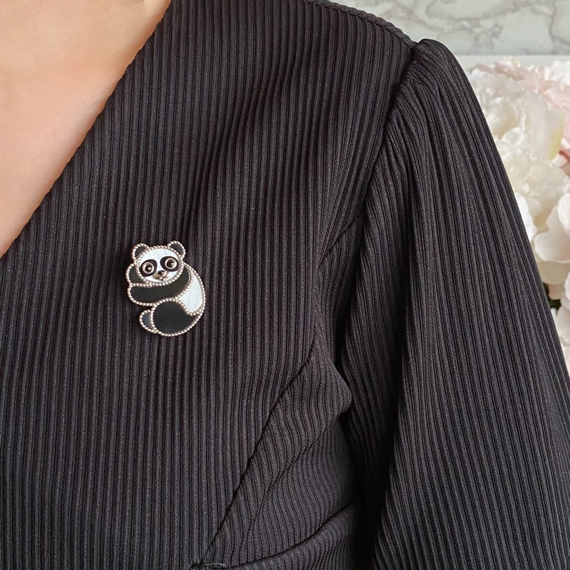 V金材質 熊貓 梵克雅寶實拍 VCA動物系列胸針 小小的動物胸針有趣可愛，讓我們