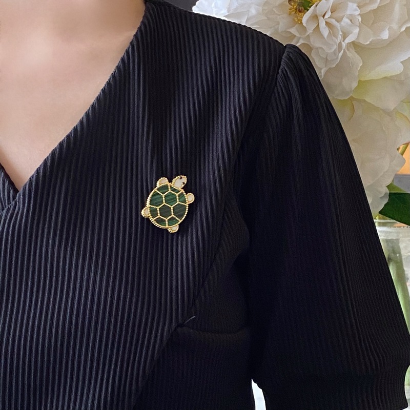 V金材質 烏龜  梵克雅寶實拍 VCA動物系列胸針 小小的動物胸針有趣可愛，讓我