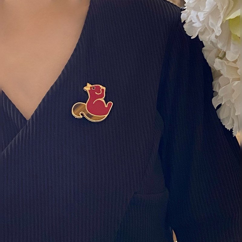 V金材質 松鼠 梵克雅寶實拍 VCA動物系列胸針 小小的動物胸針有趣可愛，讓我們