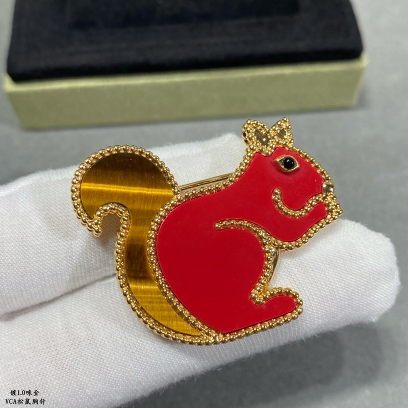 V金材質 松鼠 梵克雅寶實拍 VCA動物系列胸針 小小的動物胸針有趣可愛，讓我們