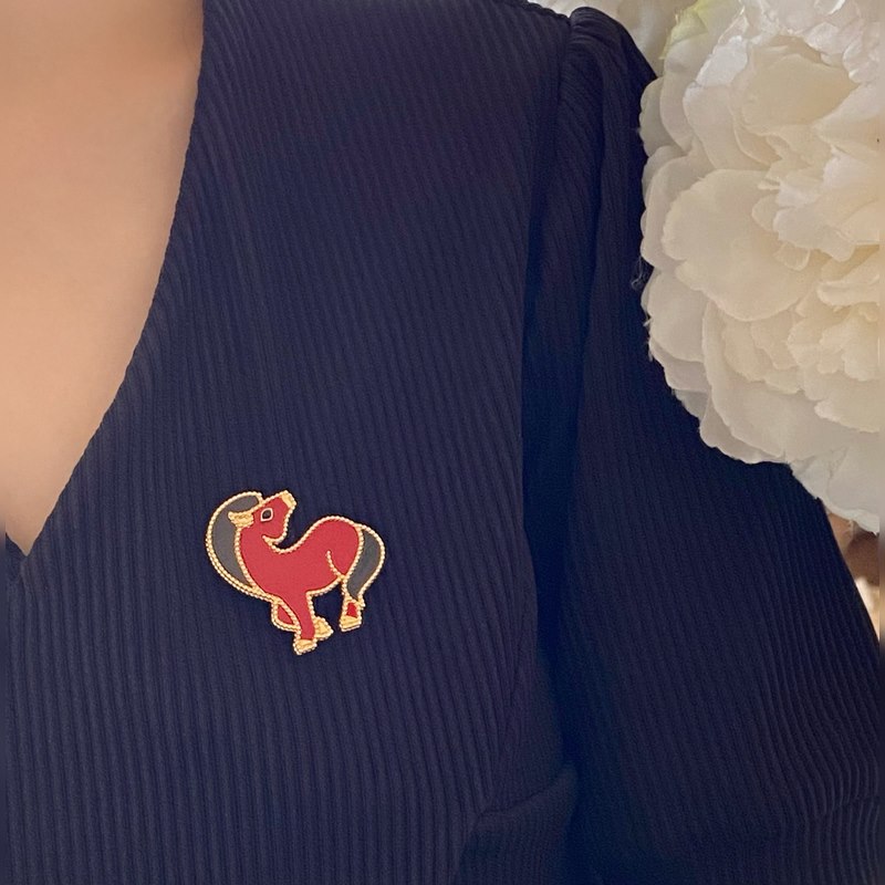 V金材質 小馬 。梵克雅寶實拍 VCA動物系列胸針 小小的動物胸針有趣可愛，讓我