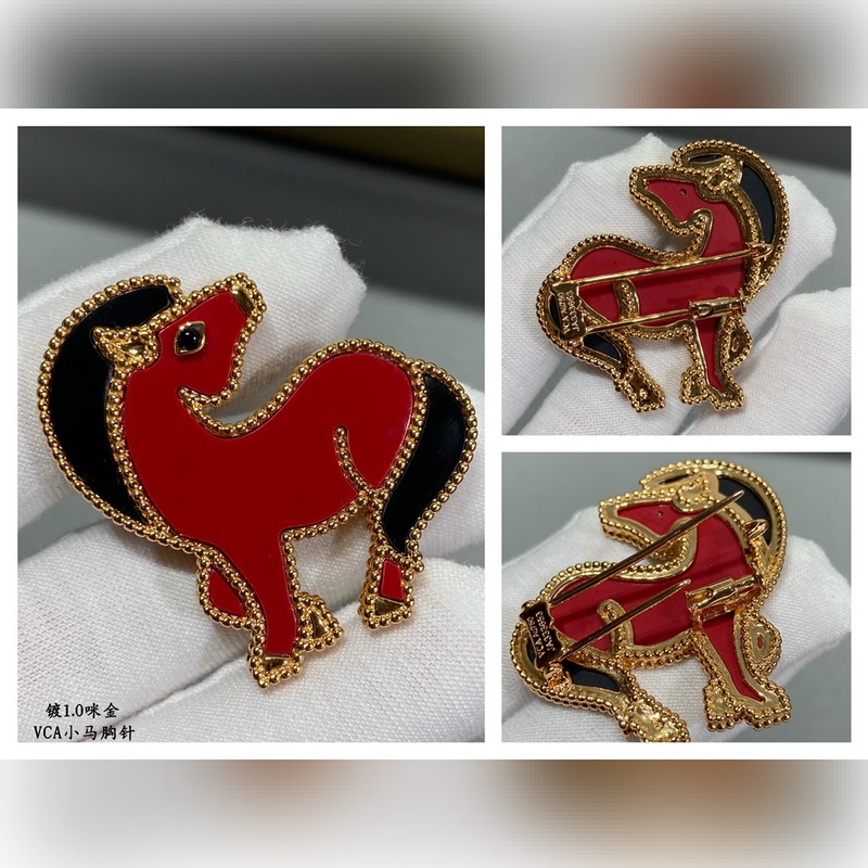 V金材質 小馬 。梵克雅寶實拍 VCA動物系列胸針 小小的動物胸針有趣可愛，讓我