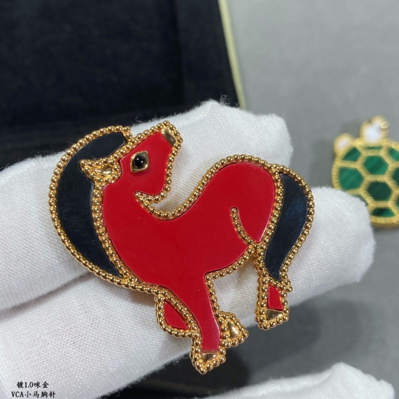 V金材質 小馬 。梵克雅寶實拍 VCA動物系列胸針 小小的動物胸針有趣可愛，讓我