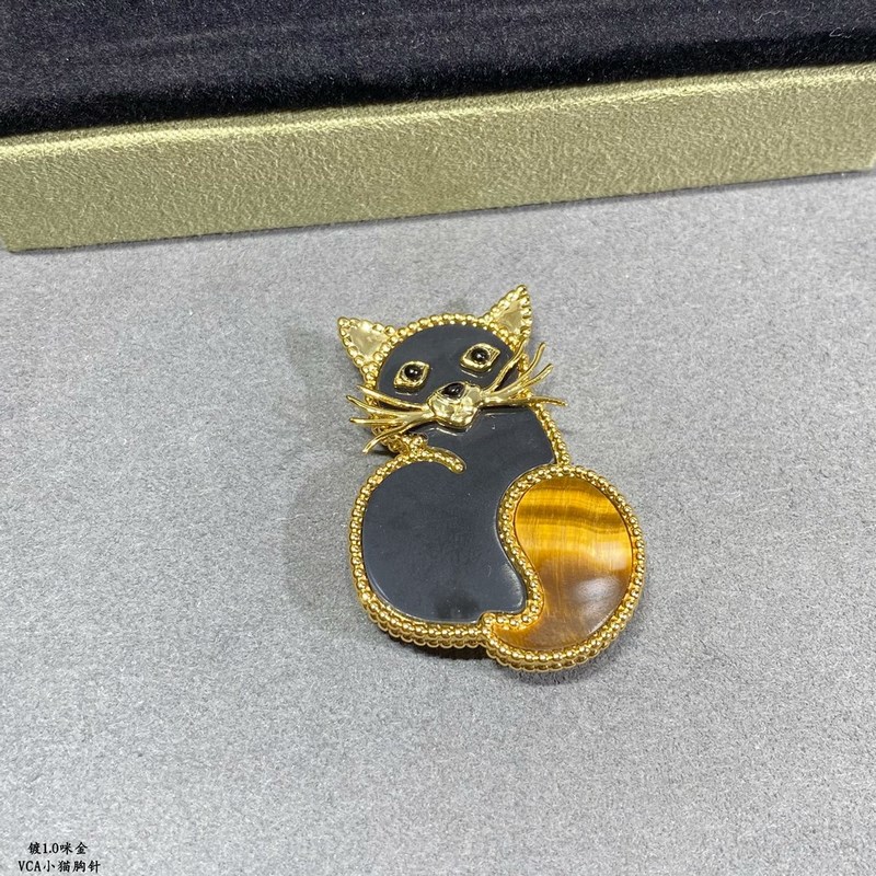 V金材質 小貓 梵克雅寶實拍 VCA動物系列胸針 小小的動物胸針有趣可愛，讓我們