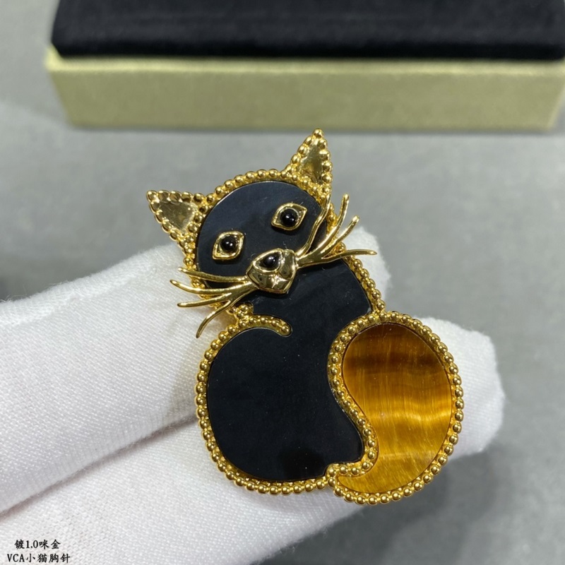 V金材質 小貓 梵克雅寶實拍 VCA動物系列胸針 小小的動物胸針有趣可愛，讓我們