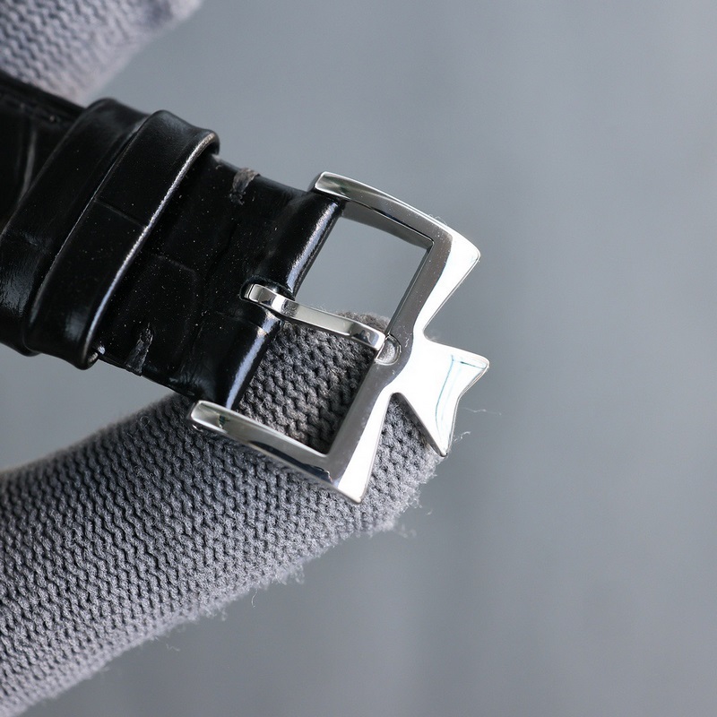 江詩(shī)丹頓新款上市，傳承瑞士傳統(tǒng)制錶精華，簡(jiǎn)約典雅，精雕細(xì)琢，超卓瑞士噴砂工藝，追