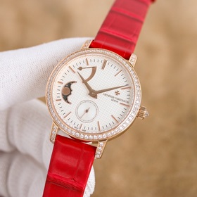 女款_江詩丹頓傳襲系列月相腕錶搭配直徑36毫米圓形白金錶殼，錶圈、錶耳和錶冠鑲嵌了總