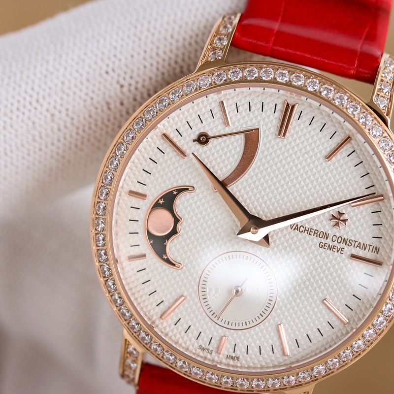 女款_江詩丹頓傳襲系列月相腕錶搭配直徑36毫米圓形白金錶殼，錶圈、錶耳和錶冠鑲嵌了總