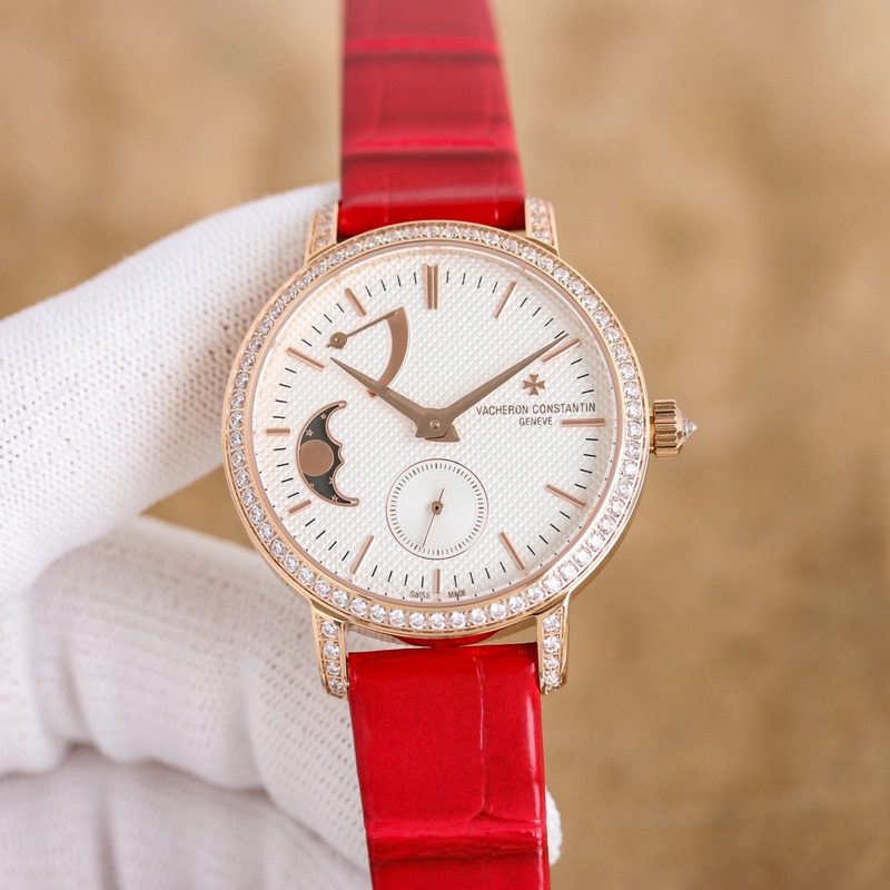 女款_江詩丹頓傳襲系列月相腕錶搭配直徑36毫米圓形白金錶殼，錶圈、錶耳和錶冠鑲嵌了總