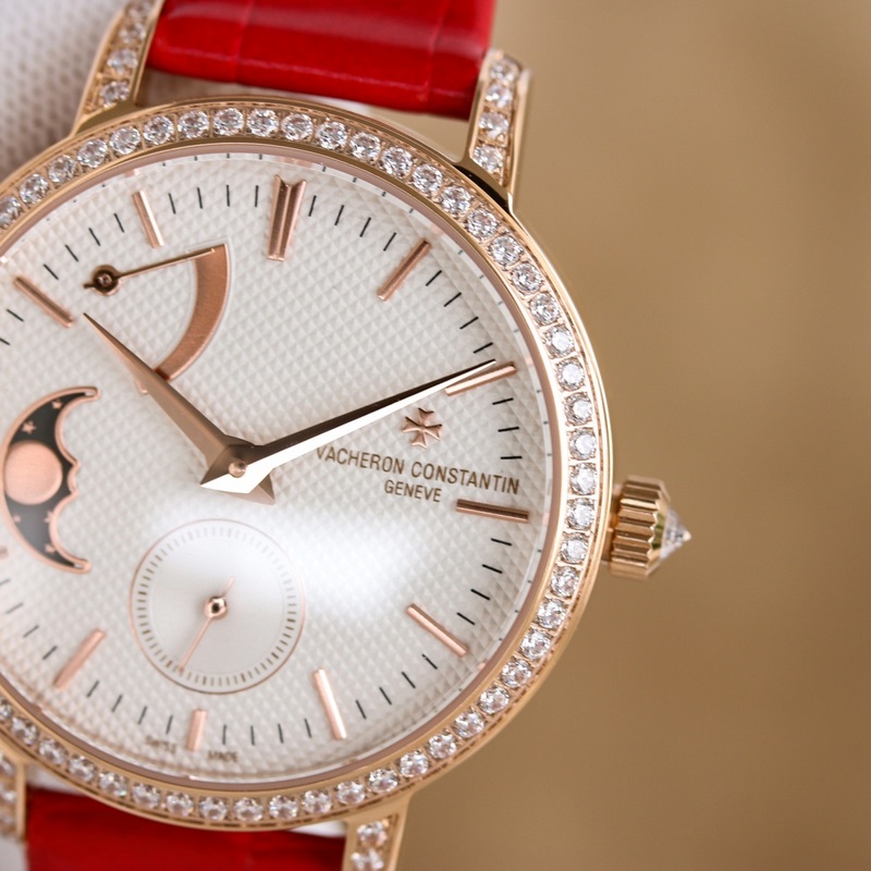 女款_江詩丹頓傳襲系列月相腕錶搭配直徑36毫米圓形白金錶殼，錶圈、錶耳和錶冠鑲嵌了總