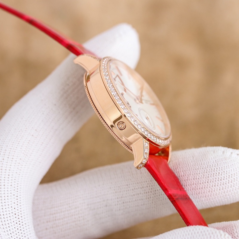 女款_江詩丹頓傳襲系列月相腕錶搭配直徑36毫米圓形白金錶殼，錶圈、錶耳和錶冠鑲嵌了總