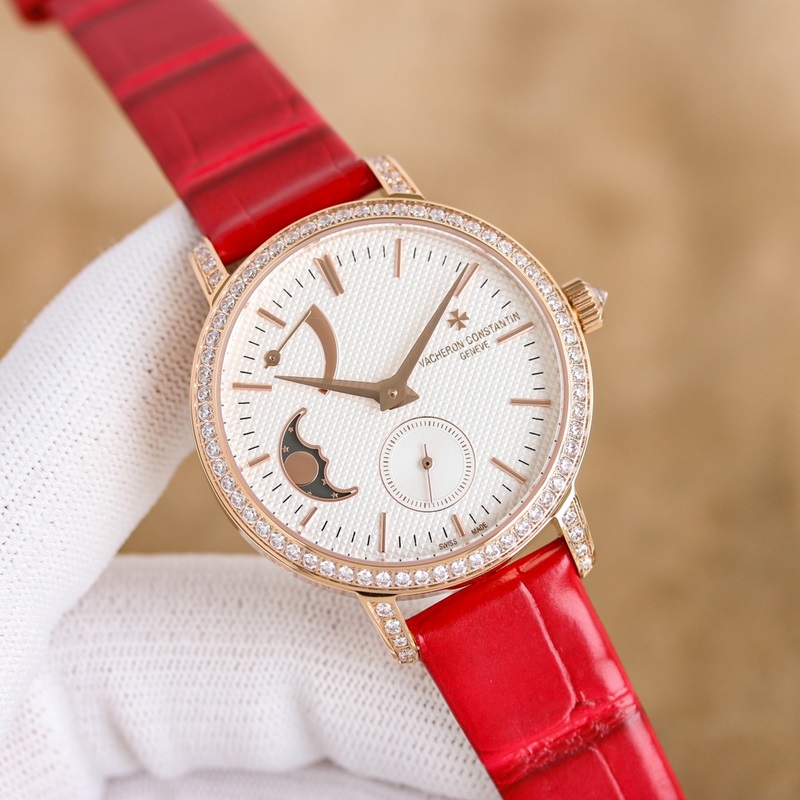 女款_江詩丹頓傳襲系列月相腕錶搭配直徑36毫米圓形白金錶殼，錶圈、錶耳和錶冠鑲嵌了總