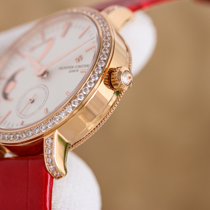 女款_江詩丹頓傳襲系列月相腕錶搭配直徑36毫米圓形白金錶殼，錶圈、錶耳和錶冠鑲嵌了總