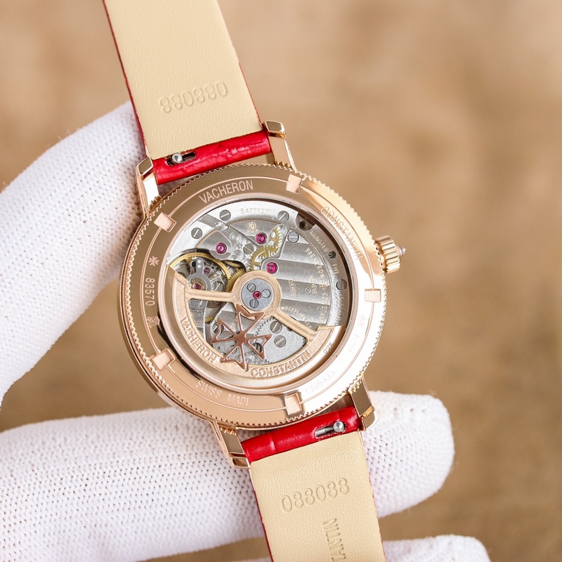 女款_江詩丹頓傳襲系列月相腕錶搭配直徑36毫米圓形白金錶殼，錶圈、錶耳和錶冠鑲嵌了總