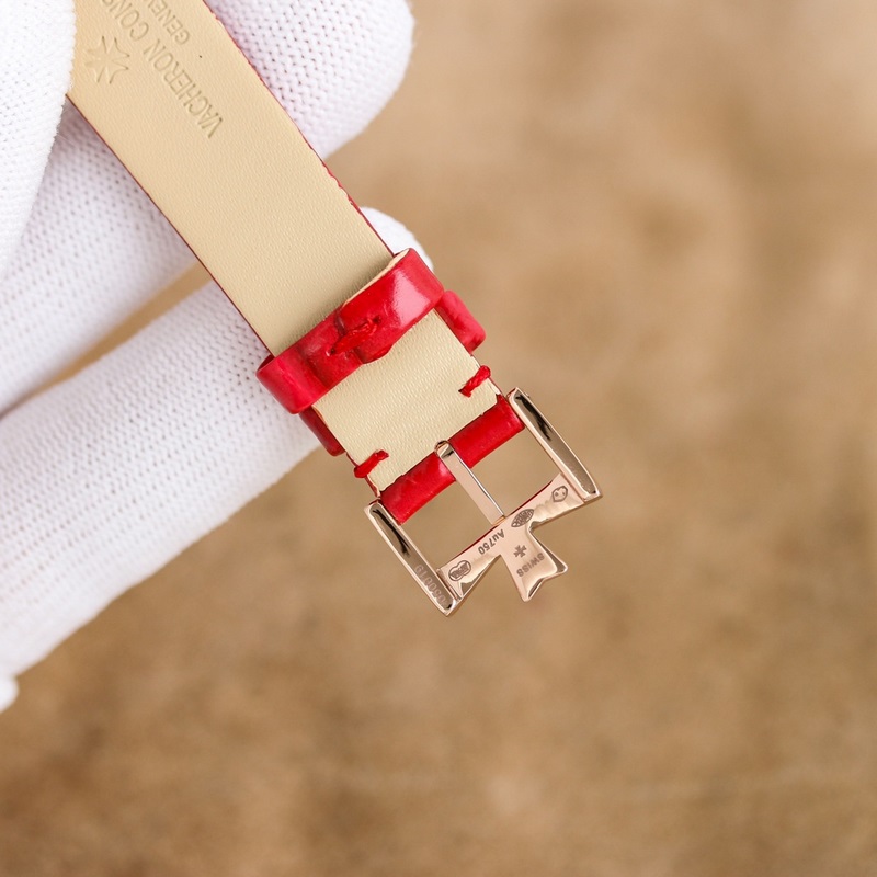 女款_江詩丹頓傳襲系列月相腕錶搭配直徑36毫米圓形白金錶殼，錶圈、錶耳和錶冠鑲嵌了總