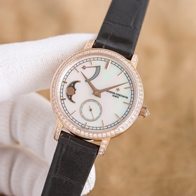 女款_江詩丹頓傳襲系列月相腕錶搭配直徑36毫米圓形白金錶殼，錶圈、錶耳和錶冠鑲嵌了總