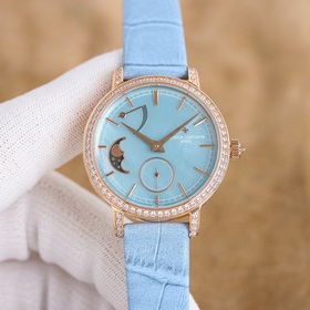 女款_江詩丹頓傳襲系列月相腕錶搭配直徑36毫米圓形白金錶殼，錶圈、錶耳和錶冠鑲嵌了總