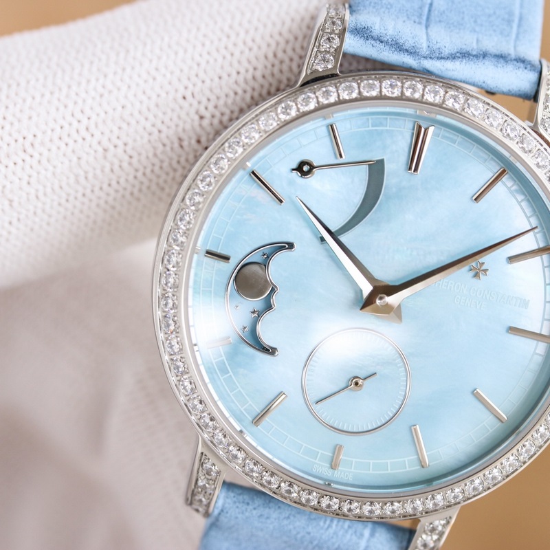 女款_江詩丹頓傳襲系列月相腕錶搭配直徑36毫米圓形白金錶殼，錶圈、錶耳和錶冠鑲嵌了總