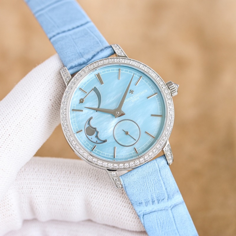 女款_江詩丹頓傳襲系列月相腕錶搭配直徑36毫米圓形白金錶殼，錶圈、錶耳和錶冠鑲嵌了總